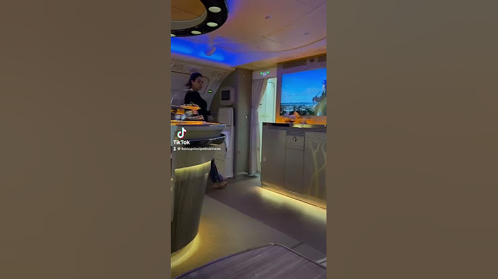 Como é viajar na classe executiva da Emirates no A380. Tem um lounge bar pra você ir tranquilo 🙌😎