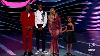 LeBron James Gushes Over His 'Queen,' Wife Savannah, on ESPYs Stage