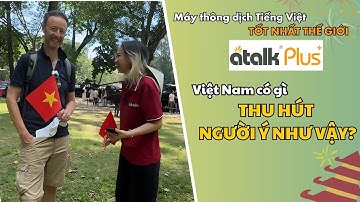 dùng máy phiên dịch tiếng Việt Atalk Plus+ giao tiếp với du khách người Ý tại Dinh Độc Lập