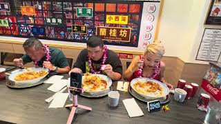 видео: Конкурс по поеданию свиной отбивной с рисом и призом в 400 долларов в кафе Yi Xin на Гавайях картинка: Конкурс по поеданию свиной отбивной с рисом и призом в 400 долларов в кафе Yi Xin на Гавайях