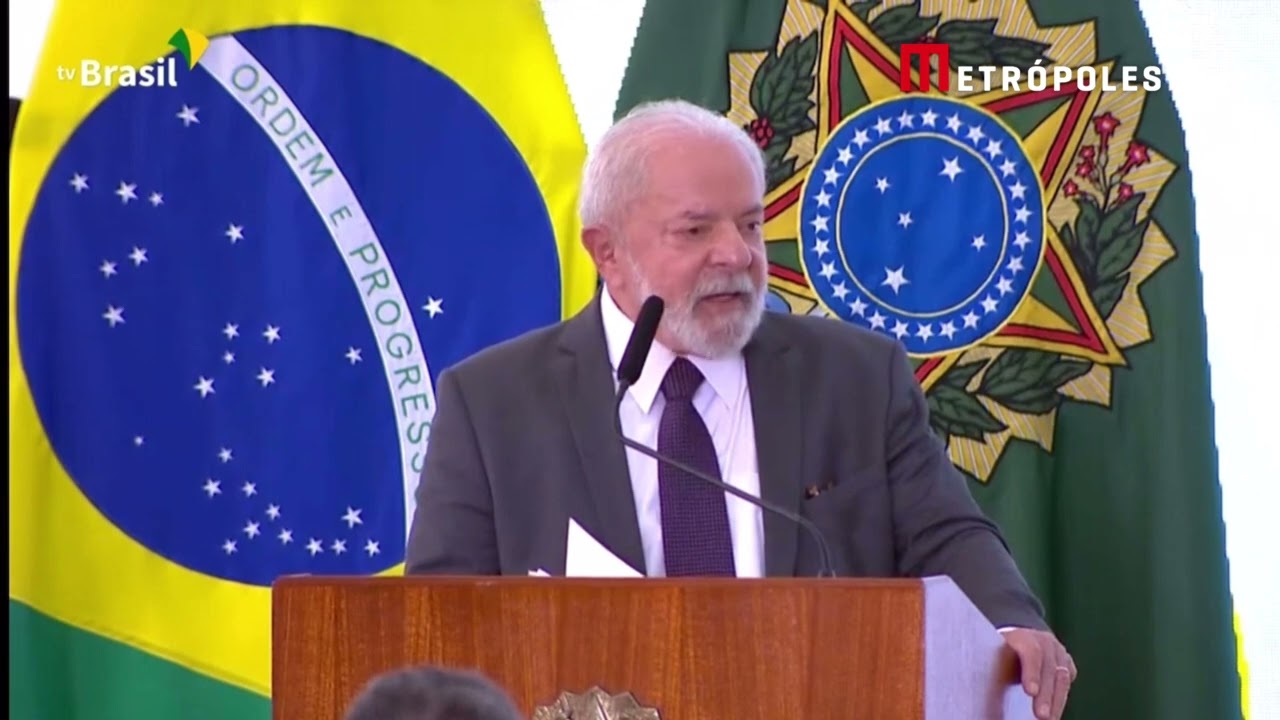 “Livros de economia estão superados”, diz Lula ao defender subsídios para população mais pobre