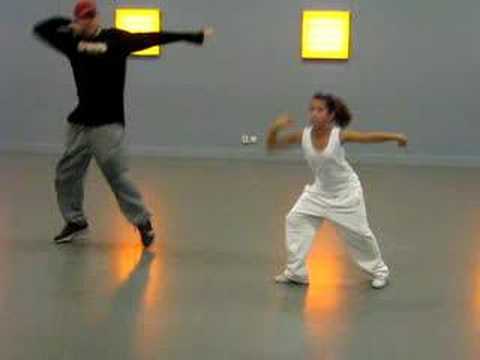 Larz en Marley oefenen na de les nog 1 keer de choreografie van JLO - Do it well