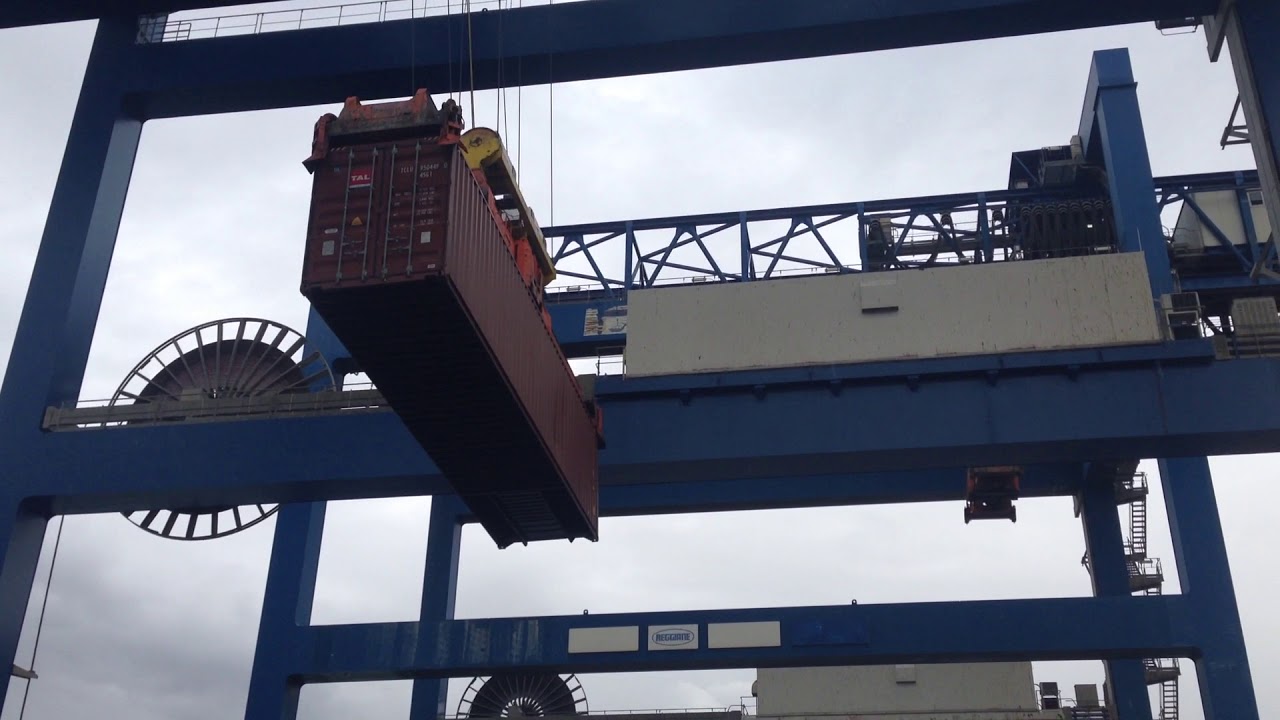 Working maneuver of a full-size container controlled via the semi ...