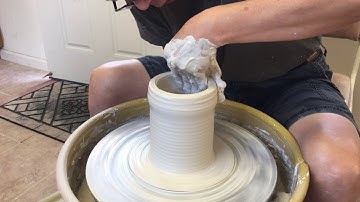 317. A Cylinder Pulling Lesson with Hsin-Chuen Lin 林新春 示範拉瓶坯