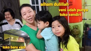 alham dulillah sekarang veni udah punya toko sendiri udah gak jualan roti lagi