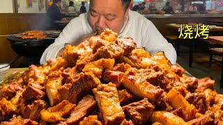 当南方表妹挑战吃六百元烧烤，从 “狂言挑战” 到 “静音干饭”，一吃一个不吱声！#南北差异 #美食 #东北菜 #小吃