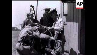 Australian Navy Learns To Dive.