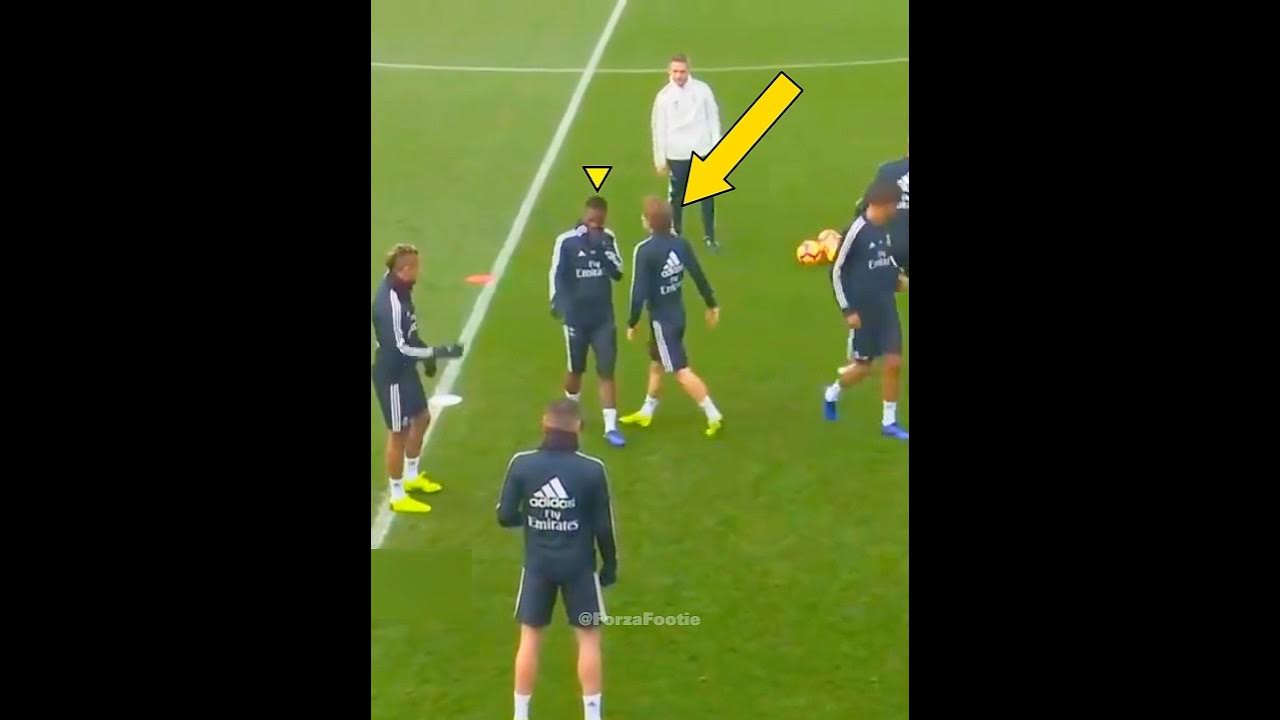 Modric vs Young Vini ๐คฌ Modric vs Young Vini ๐คฌ