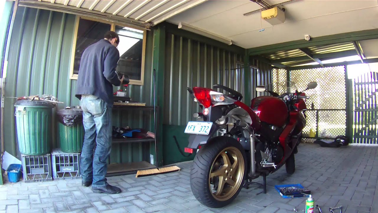 Leo Vince Install on my VFR800 - YouTube