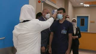 شاهد أول طبيب مصري يتلقى لقاح فيروس كورونا في مصر