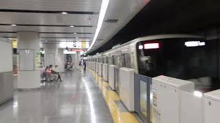 京王電鉄京王線　国領駅1番ホームを8000系特急が通過