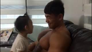 Video lucu, anak geram dan tertawa lihat dada ayahnya yang bidang dan besar serta goyang