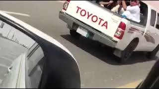شباب سعوديين من قبيلة قحطان يصلخون الذبيحة في سيارتهم في الطريق السريع 😂😂