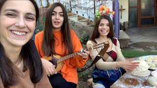Video voorbeeld van "Trio Mandili - Shromis simghera (Work song)"