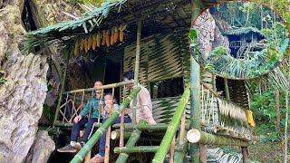 The couple went to the mountain to build a bamboo house to take shelter