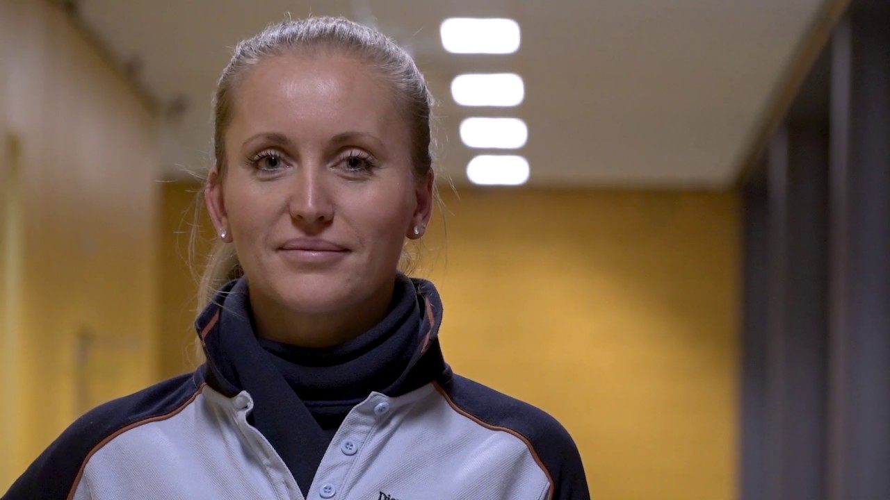 Verpleegkundige Carlijn legt uit waarom zorg belangrijk is in de PI