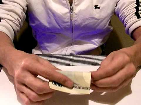スプーンを千円札に突きさす