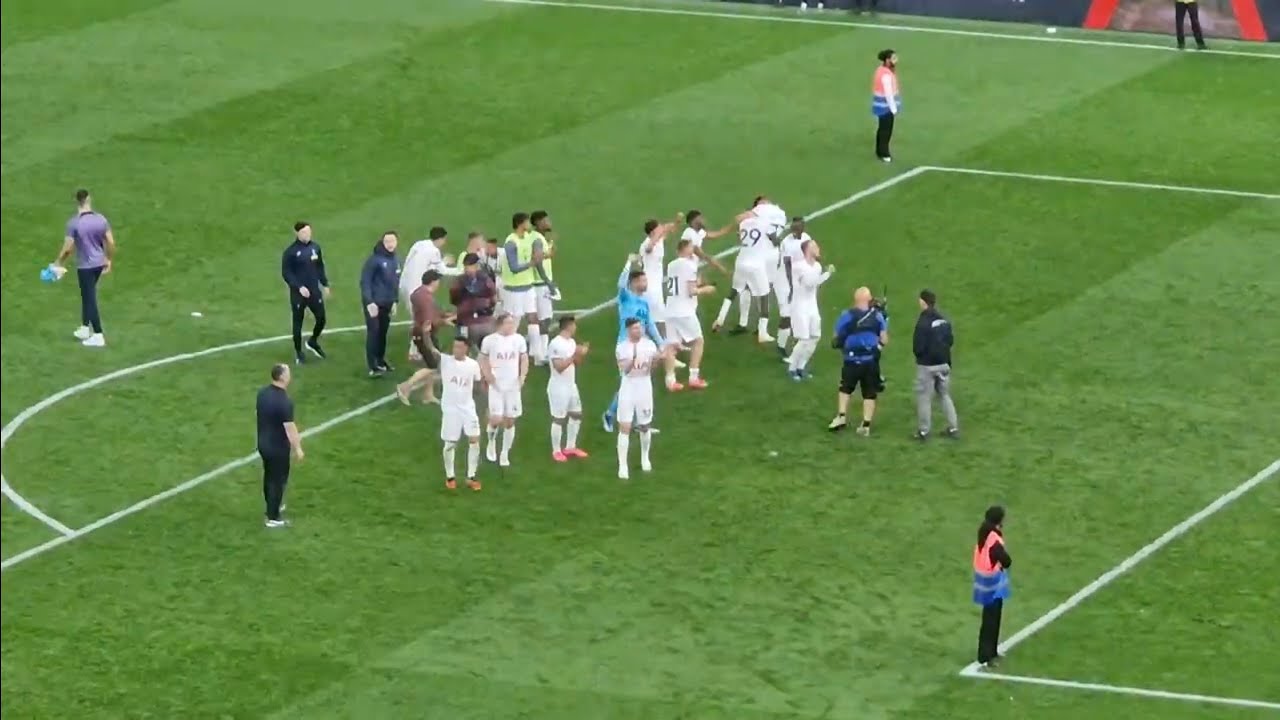 Celebration after  Tottenham beat  Liverpool.토트넘 팬들은 축하한다