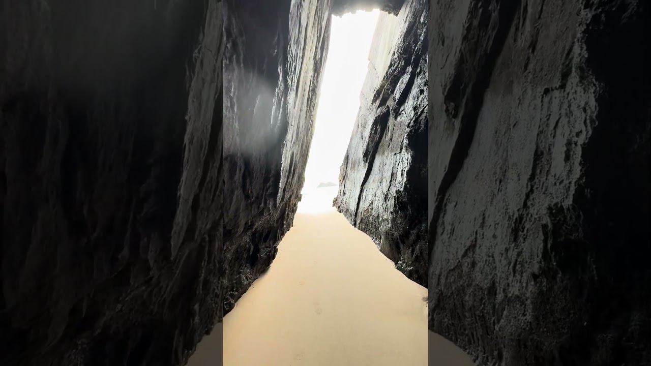 Pequeña cueva en la playa de Borizu - Llanes (Asturias)