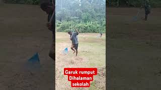 garuk rumput di halaman sekolah#hidupdidesa#pedalaman #asrialamnya