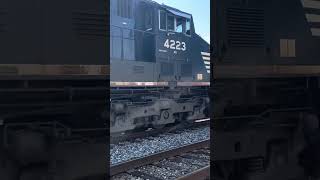 NS AC44C6M #4223 leads train elephant style & UP #6277