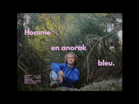 MIMIKO — Homme en anorak bleu
