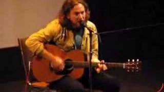 Eddie Vedder sings &#39;No More&#39;