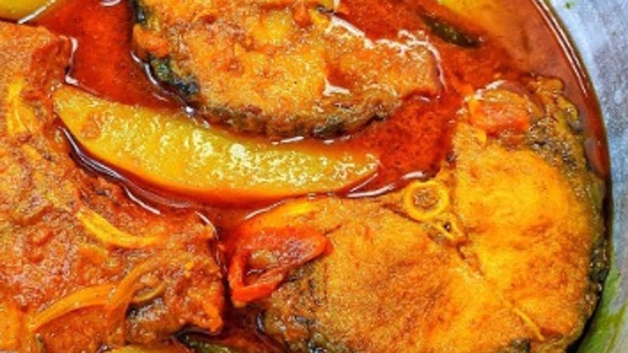 টমেটো আলু রুই মাছের ঝোল একবার এভাবে বানিয়ে দেখুন খেতে হয় দারুন। 