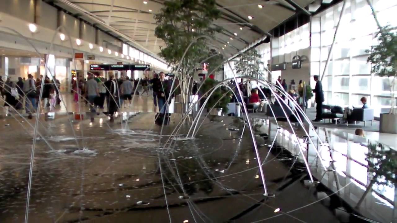 Water Fountain At The Detroit Airport Youtube