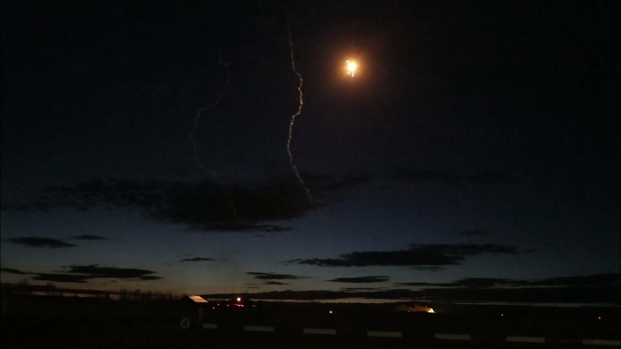 дрон ночью. дроны ночью. ночной дрон. квадрокоптер ночью. квадрокоптер в небе.