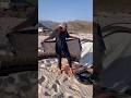 ساحة أجنبية تجرب ارتداء المعوز أثناء زيارتها للسياحة في جزيرة سقطرى سقطرى جزيرة سقطرى 