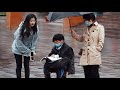 Boy Doing Homework Alone on the Street | Social Experiment 看到独自在路边写作业的他，有路人上前询问，接下来的一幕太暖了（社会实验）