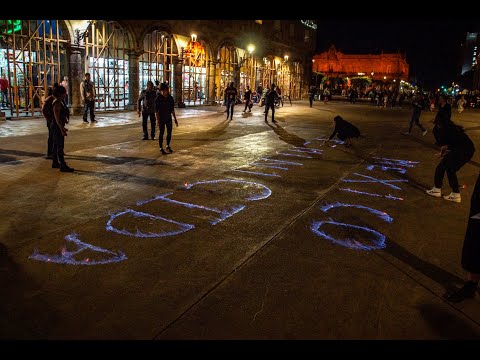 Artistas realizan performance en contra de los feminicidios en Guadalajara