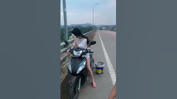 Hai cô gái trẻ thản nhiên đổ hết rác xuống sông, bức xúc hơn là thái độ khi được nhắc nhở