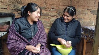 Atole de granillo con almendras, maíz recién desgranado molido en metate y hecho en olla de barro