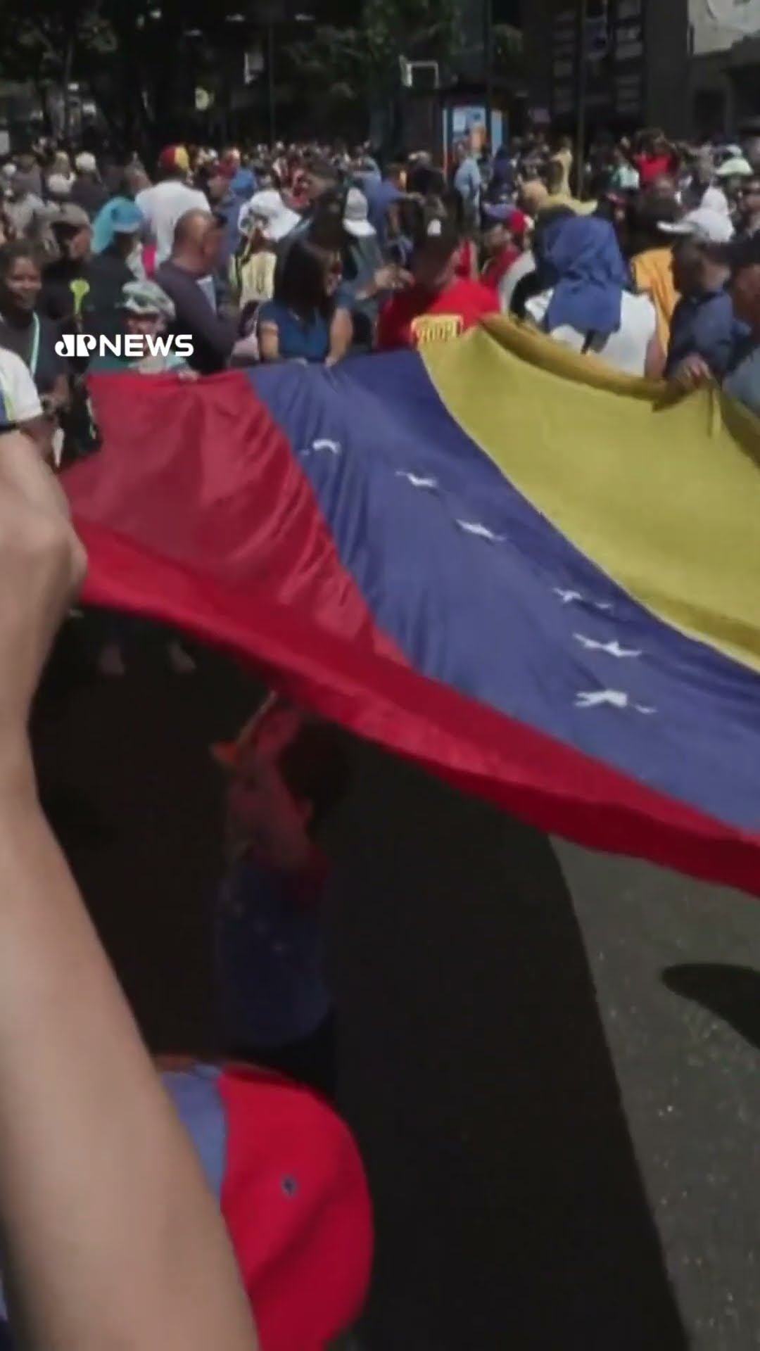 “Edmundo presidente”: opositores se manifestam contra posse de Maduro na Venezuela #Shorts