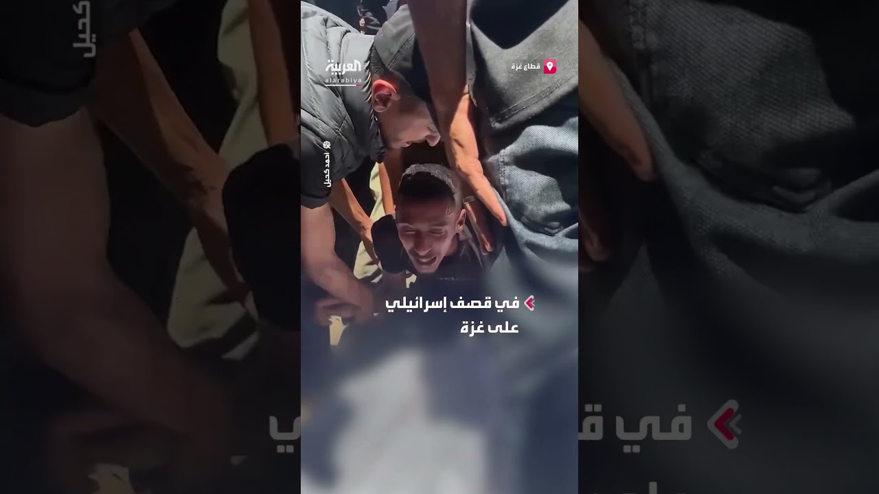 شاب يودع والدته بصورة مؤثرة بعدما قتلت بالقصف الإسرائيلي على غزة