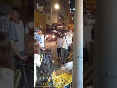 晚上十時許，一名女子在北河街汝州街交界因為巴士到站仍未能跑到車站上車其後該名女子深深不忿再馬路阻礙該輛37號巴士前進，事件擾攘接近五分鐘，有數十人圍觀事件，最終巴士開車離去。攝：大叔