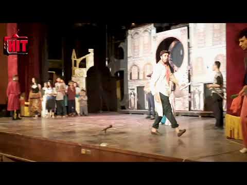 العرض المسرحى احدب نوتردام