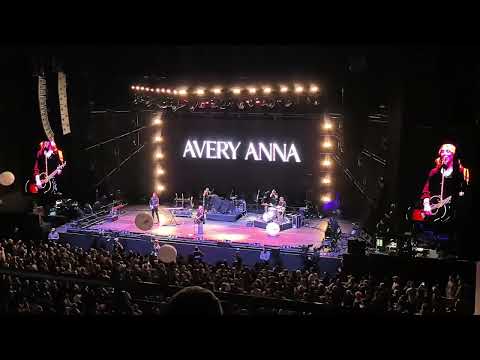 Avery Anna - It's Just Rainin' LIVE @ C2C FESTIVAL BERLIN 09.03.2025 Germany Mainstage