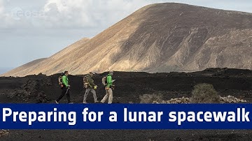 Voorbereiding op een ruimtewandeling op de maan