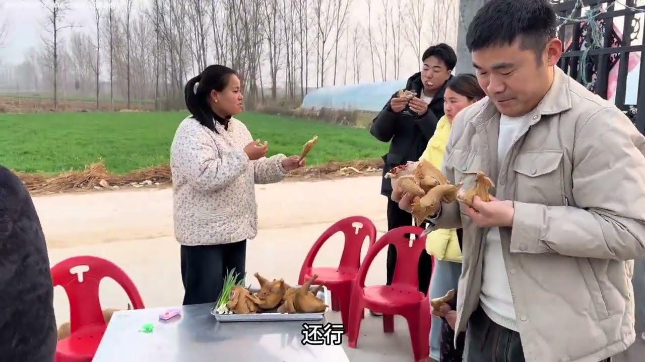 今天阿杜请大家吃麻椒鸡，都夸赞味道很好，希望这次能把生意做好