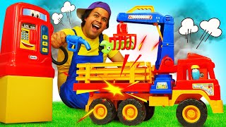 O Mecânico de Brinquedos e o Caminhão Florestão: Consertando o manipulador quebrado! Vídeo infantil.