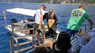 Φθάνει πια με τα Λείψανα των Αγίων που κομίζουν οι Αγιορείτες στα πλοιάρια - YouTube
