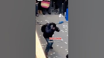 #Shorts Tiêu Chiến ôm đầu chạy nhanh tránh khỏi bị “oánh” . Phim trường rất náo nhiệt #xiaozhan肖战