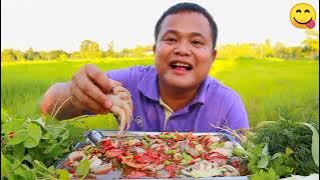 Mas paidi makan gurita sama udang mentah lalap kangkung segar.