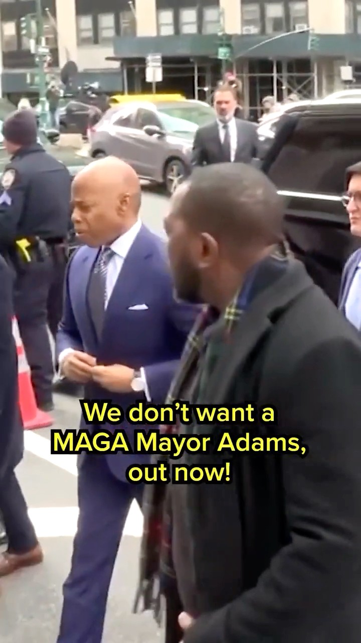 NYC Mayor Adams HECKLED upon arrival at court hearing