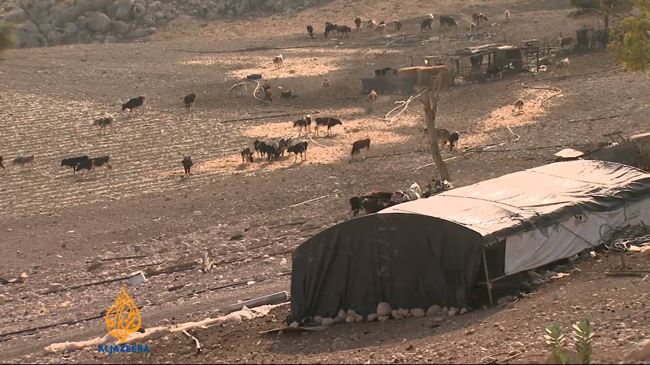 يفقد الفلسطينيون في الضفة الغربية المياه والأراضي