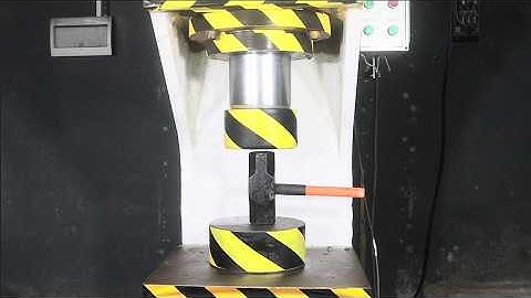 The battle between hydraulic press and sledgehammer