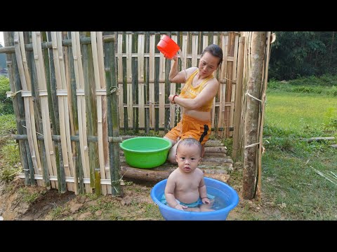 Single mother makes a bathroom out of bamboo and bathes her children - single mother's life